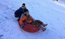 Сочи Мемориал, дети катаются на снегу