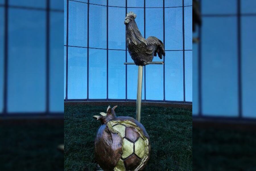 Скульптура Петуха, охраняющего футбольный мяч