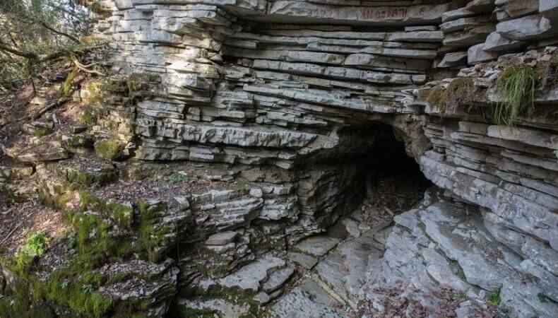 Пещера образована своеобразными полосатыми слоистыми известняками, и видимо поэтому пещеру назвали Тигровой