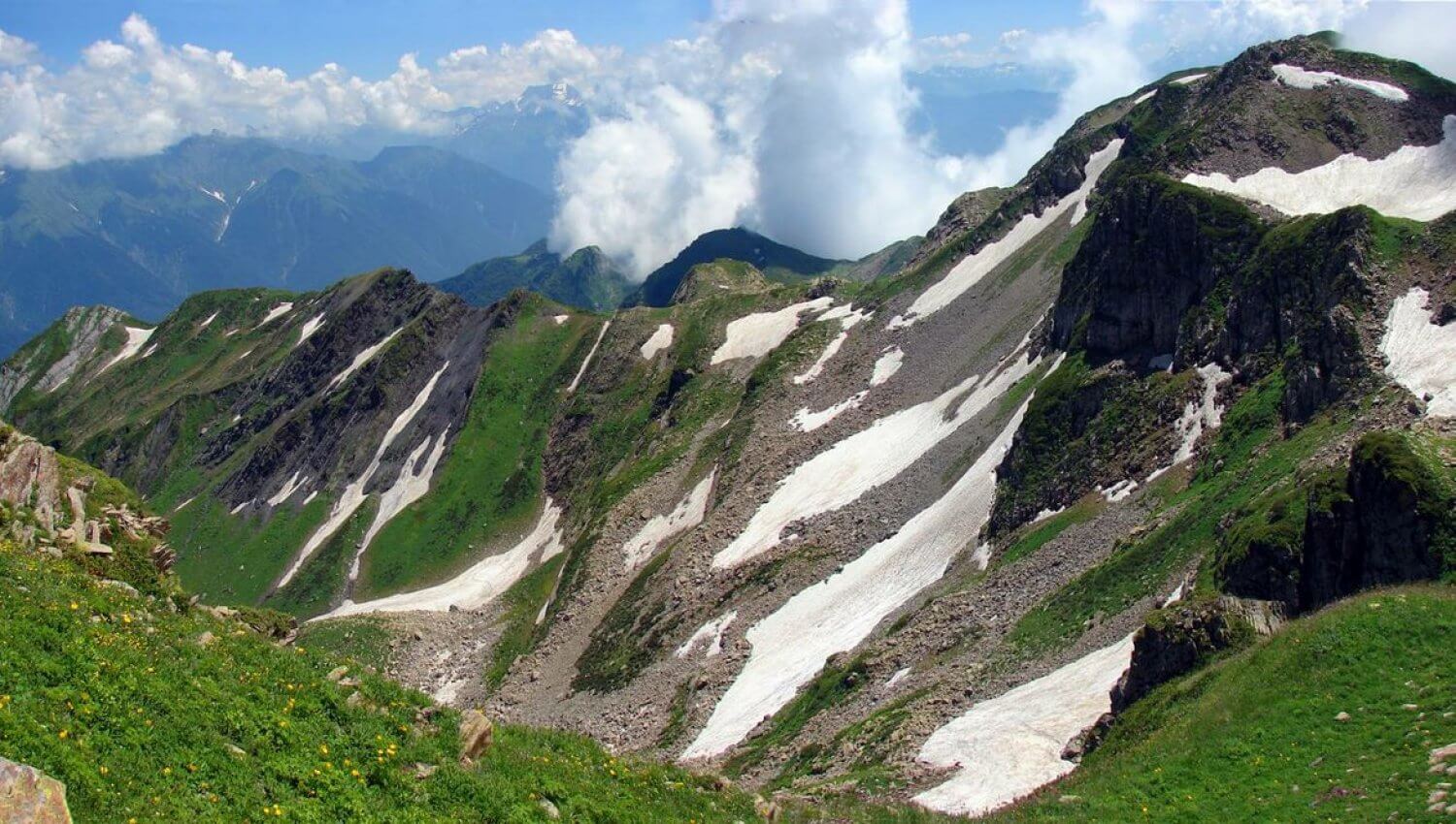 Какие горы в краснодарском крае. Хребет Ачишхо красная Поляна. Кавказский заповедник гора Ачишхо. Горы на красной Поляне Ачишхо. Горный хребет Ачишхо.