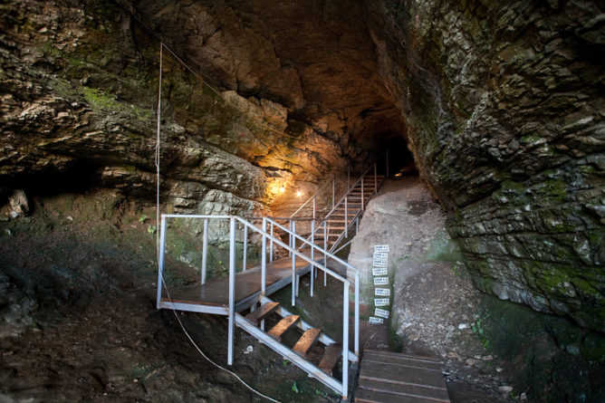  вход в Ахштырскую пещеру