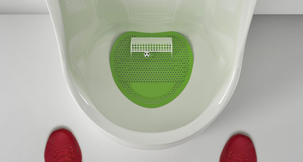 футбольных болельщиков завлекают туалетными мини-играми