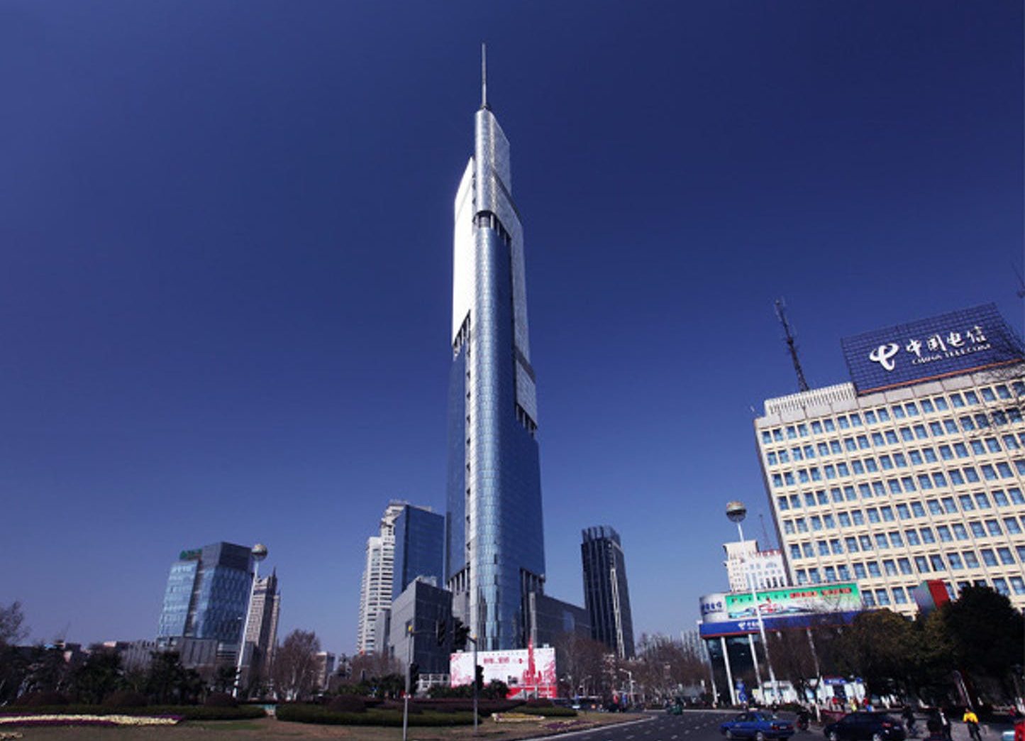 Топ-10 самых высоких зданий в мире, на которые стоит подняться