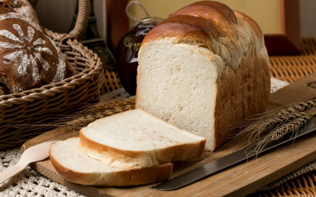 Почему нельзя выбрасывать хлеб: суеверие или традиция?