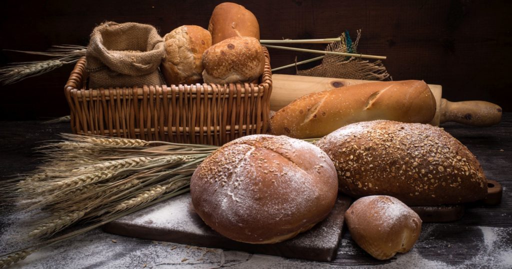 Почему нельзя выбрасывать хлеб: суеверие или традиция?