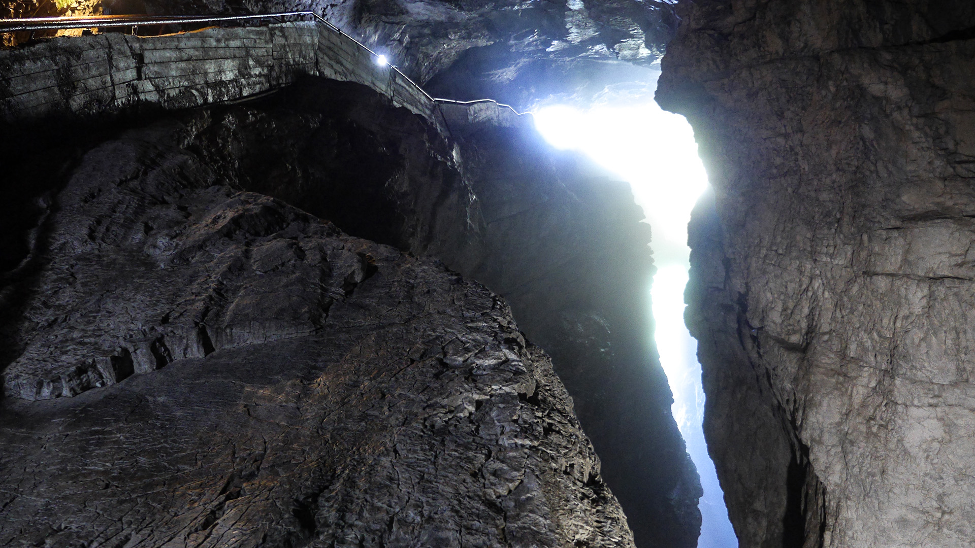 Топ-5 самых красивых российских пещер, открытых для туристов