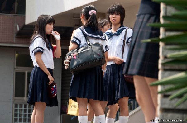 Почему школьницам в Японии нельзя носить колготки
