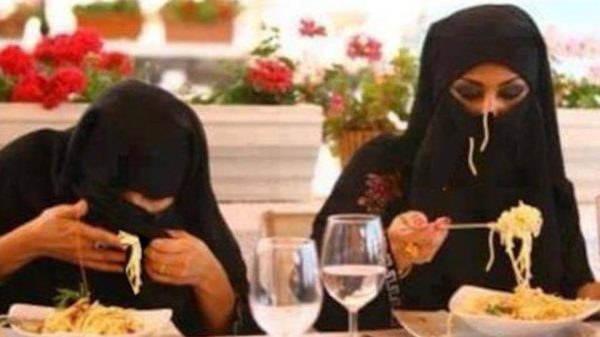 Как мусульманки едят в парандже