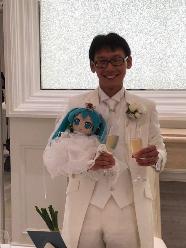 Зачем японцы женятся на куклах