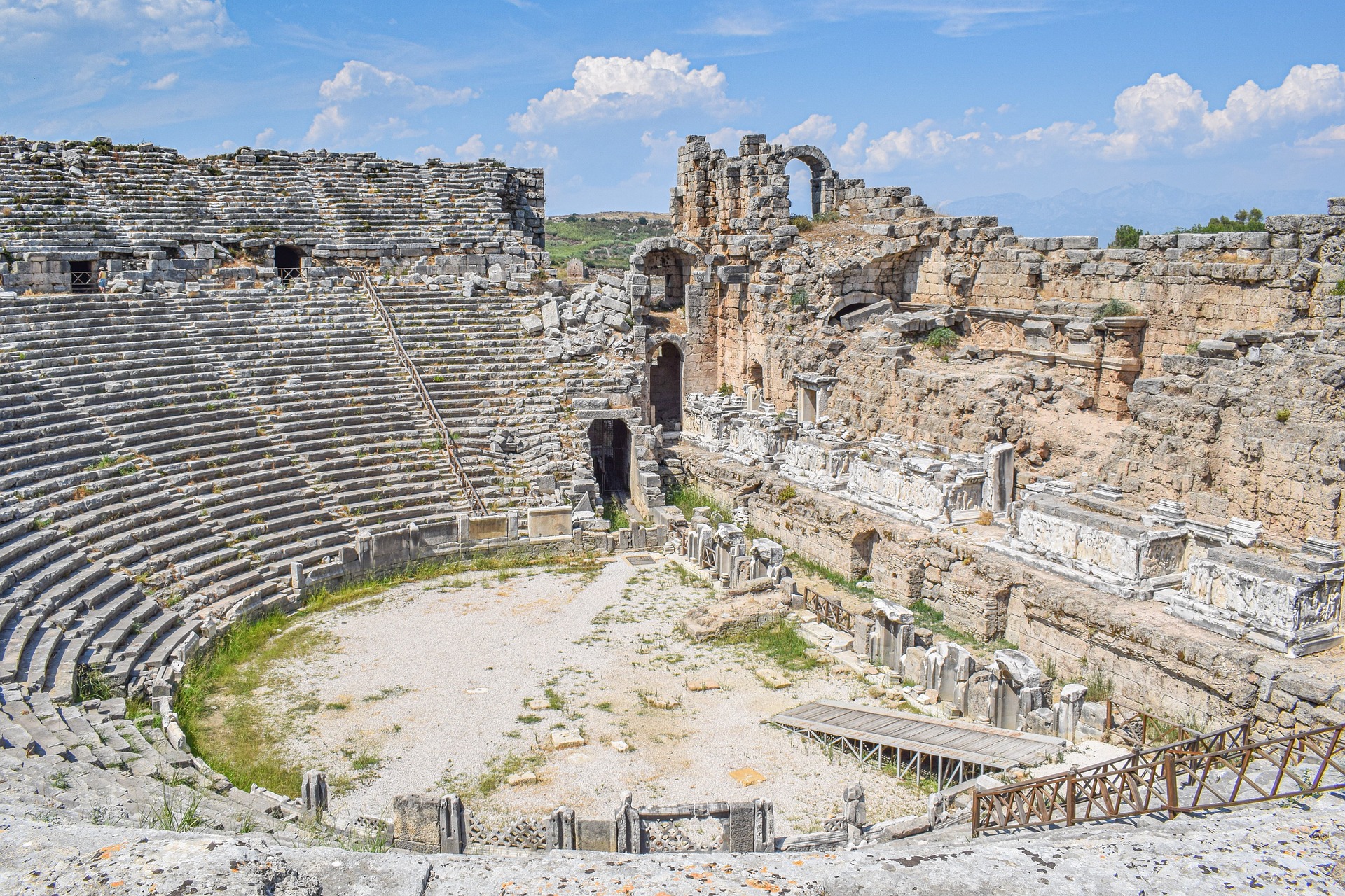 Город на юге турции 5. Турция античный театр Аспендос. Перге Анталия. Руины Аспендос Турция. Древний город Аспендос.